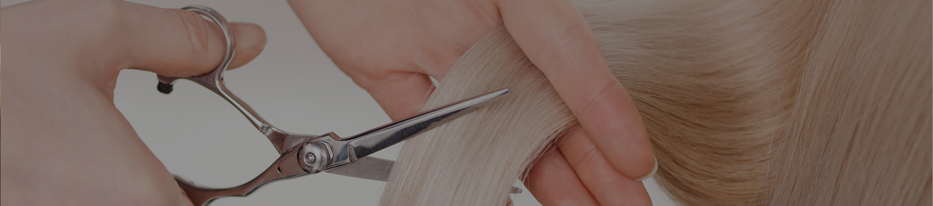 obcinanie włosów nożyczkami